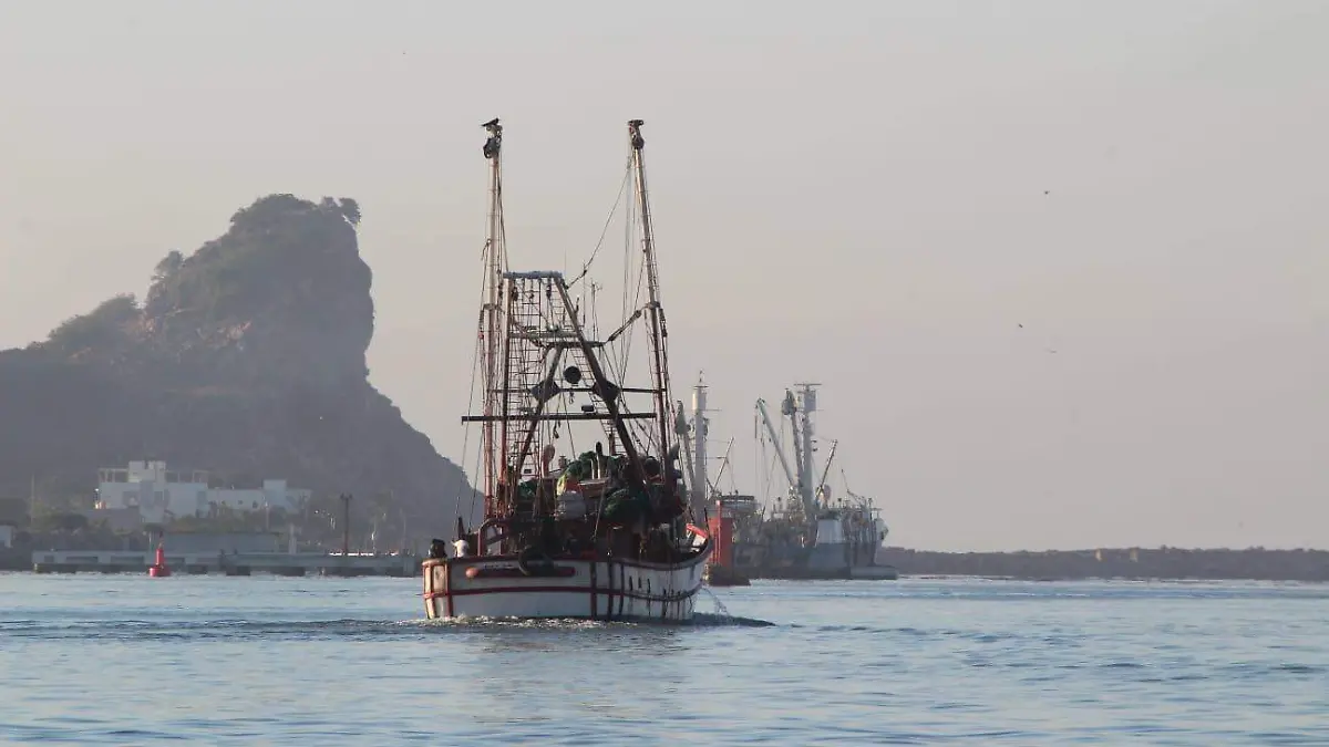 barcos pesqueros mexicanos